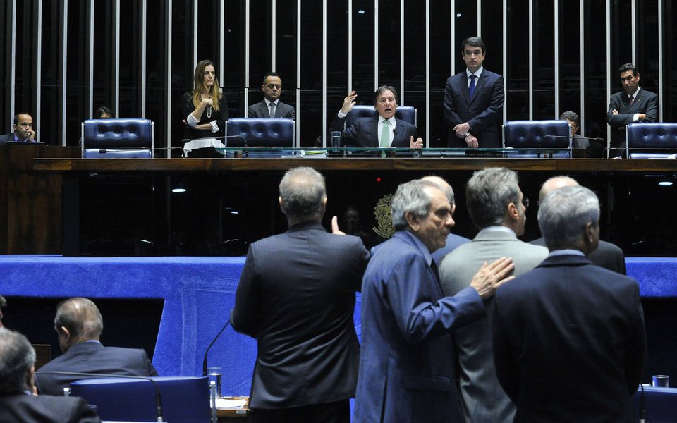 Ficou para a próxima terça-feira (3) a votação do Plenário do Senado sobre a decisão da Primeira Turma do STF que, por 3 votos a 2, afastou Aécio Neves (PSDB-MG) do exercício de seu mandato e determinou o recolhimento noturno do senador em casa; nesta quinta-feira (28) foi aprovado requerimento de urgência para análise da questão, mas a pedido do líder do PSDB, Paulo Bauer, a análise do ofício encaminhado pelo STF foi adiada; tucano alegou que o total de 55 senadores presentes na sessão seria um número insuficiente para analisar o caso (Foto: Paulo Emílio) Ficou para a próxima terça-feira (3) a votação do Plenário do Senado sobre a decisão da Primeira Turma do STF que, por 3 votos a 2, afastou Aécio Neves (PSDB-MG) do exercício de seu mandato e determinou o recolhimento noturno do senador em casa; nesta quinta-feira (28) foi aprovado requerimento de urgência para análise da questão, mas a pedido do líder do PSDB, Paulo Bauer, a análise do ofício encaminhado pelo STF foi adiada; tucano alegou que o total de 55 senadores presentes na sessão seria um número insuficiente para analisar o caso