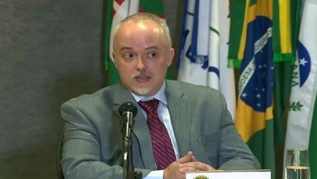 O procurador regional da República Carlos Fernando Lima, que integra a Operação Lava Jato, em Curitiba, afirmou que “é preciso cortar na carne”, ao comentar o suposto envolvimento de membros do Ministério Público Federal em crimes; Ele disse estar envergonhado; “A revelação das gravações de Joesley (Batista, da JBS), das pilhas de dinheiro de Geddel (Vieira Lima, ex-ministro de Dilma e Temer), e da compra da Olimpíada no Brasil, são chocantes, mesmo para mim, acostumado com as revelações da Lava Jato”, escreveu o procurador, em sua página no Facebook (Foto: José Barbacena) O procurador regional da República Carlos Fernando Lima, que integra a Operação Lava Jato, em Curitiba, afirmou que “é preciso cortar na carne”, ao comentar o suposto envolvimento de membros do Ministério Público Federal em crimes; Ele disse estar envergonhado; “A revelação das gravações de Joesley (Batista, da JBS), das pilhas de dinheiro de Geddel (Vieira Lima, ex-ministro de Dilma e Temer), e da compra da Olimpíada no Brasil, são chocantes, mesmo para mim, acostumado com as revelações da Lava Jato”, escreveu o procurador, em sua página no Facebook