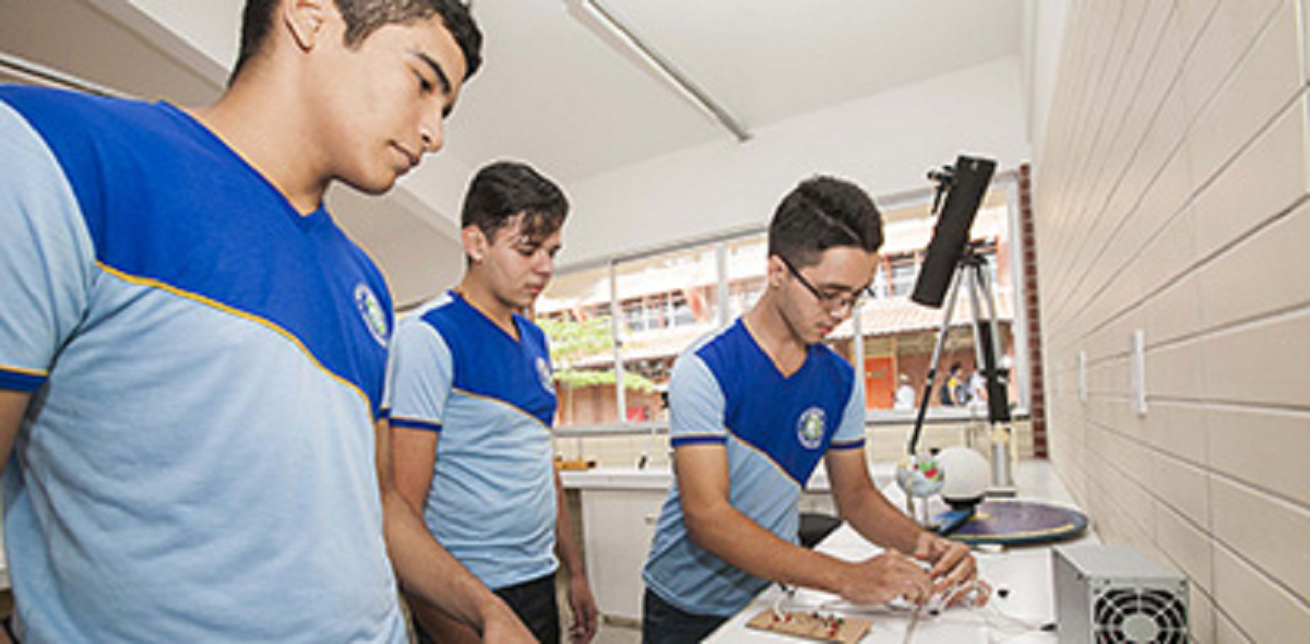 O Estado do Ceará é o primeiro do Nordeste e o segundo do País com o maior número de estudantes matriculados na rede pública em Educação Profissional de Nível Médio. São 47.034 alunos que conciliam o tradicional Ensino Médio com disciplinas voltadas para o mercado de trabalho. O dado é do Anuário Brasileiro da Educação 2017, divulgado pelo Movimento Todos pela Educação. O Estado também é o primeiro no ranking do Nordeste com o maior número de estudantes matriculados e que concluem o Ensino Médio regular (Foto: Fatima 247) O Estado do Ceará é o primeiro do Nordeste e o segundo do País com o maior número de estudantes matriculados na rede pública em Educação Profissional de Nível Médio. São 47.034 alunos que conciliam o tradicional Ensino Médio com disciplinas voltadas para o mercado de trabalho. O dado é do Anuário Brasileiro da Educação 2017, divulgado pelo Movimento Todos pela Educação. O Estado também é o primeiro no ranking do Nordeste com o maior número de estudantes matriculados e que concluem o Ensino Médio regular