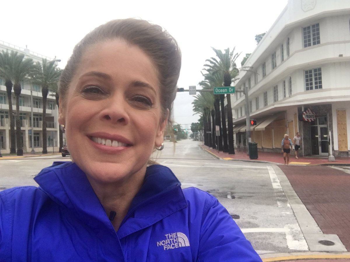 Jornalista Sandra Coutinho, correspondente da Globonews nos Estados Unidos, postou em suas redes sociais, um foto em que aparece sorrindo para anunciar a chegada do furacão Irma, o maior já registrado na história, e que já causou pelo menos 28 pessoas, sendo 25 no Caribe e três na Flórida; jornalista foi ridicularizada por seguidores (Foto: Aquiles Lins) Jornalista Sandra Coutinho, correspondente da Globonews nos Estados Unidos, postou em suas redes sociais, um foto em que aparece sorrindo para anunciar a chegada do furacão Irma, o maior já registrado na história, e que já causou pelo menos 28 pessoas, sendo 25 no Caribe e três na Flórida; jornalista foi ridicularizada por seguidores