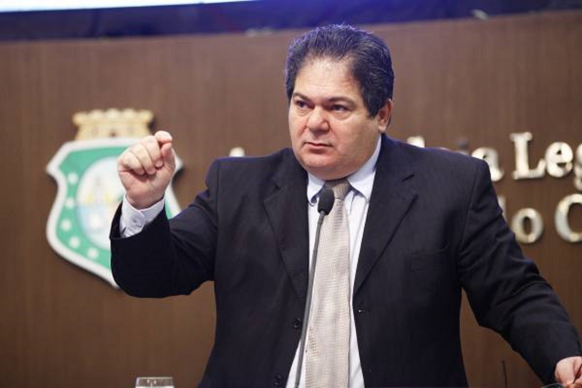 O presidente em exercício da Comissão de Constituição, Justiça e Redação (CCJR), deputado Antônio Granja (PDT), determinou a redistribuição dos relatores de quatro projetos em tramitação na Comissão, entre eles, a PEC nº 07/17, que trata da extinção do TCM. Nesta terça-feira (13), está agendada uma audiência pública para debater a PEC nº 07/17. O deputado Osmar Baquit, da base governista, deixou a Secretaria Estadual de Agricultura, Pesca e Aquicultura, voltou a Assembleia e já assumiu a relatoria da proposta, substituindo o deputado de oposição, Leonardo Araújo (Foto: Fatima 247) O presidente em exercício da Comissão de Constituição, Justiça e Redação (CCJR), deputado Antônio Granja (PDT), determinou a redistribuição dos relatores de quatro projetos em tramitação na Comissão, entre eles, a PEC nº 07/17, que trata da extinção do TCM. Nesta terça-feira (13), está agendada uma audiência pública para debater a PEC nº 07/17. O deputado Osmar Baquit, da base governista, deixou a Secretaria Estadual de Agricultura, Pesca e Aquicultura, voltou a Assembleia e já assumiu a relatoria da proposta, substituindo o deputado de oposição, Leonardo Araújo