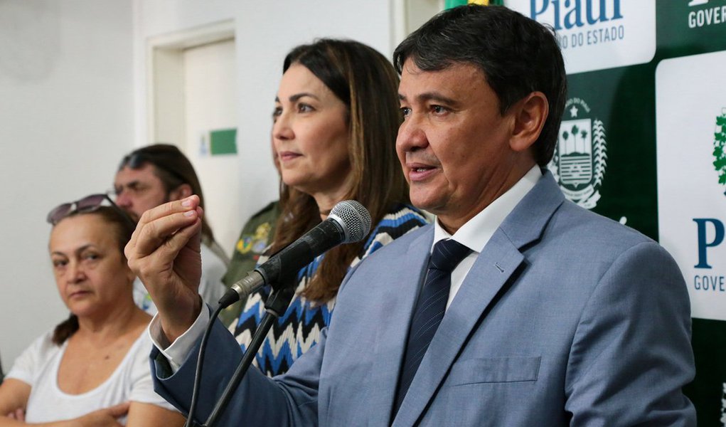 O governo estadual lançou o aplicativo estatal “Salve Maria”, mais uma ferramenta em prol da segurança pública, com foco no combate à violência contra a mulher; através do programa de governo, vítimas de agressão, parentes ou vizinhos poderão acionar a polícia e contribuir para um atendimento mais hábil a mulheres em situação de vulnerabilidade; a iniciativa surgiu a partir de estudos do Núcleo de Plantão de Gênero que apontaram que a maioria das mulheres, vítimas de feminicídios, morria por não ter possibilidade de fazer a denúncia em tempo hábil (Foto: Leonardo Lucena) O governo estadual lançou o aplicativo estatal “Salve Maria”, mais uma ferramenta em prol da segurança pública, com foco no combate à violência contra a mulher; através do programa de governo, vítimas de agressão, parentes ou vizinhos poderão acionar a polícia e contribuir para um atendimento mais hábil a mulheres em situação de vulnerabilidade; a iniciativa surgiu a partir de estudos do Núcleo de Plantão de Gênero que apontaram que a maioria das mulheres, vítimas de feminicídios, morria por não ter possibilidade de fazer a denúncia em tempo hábil