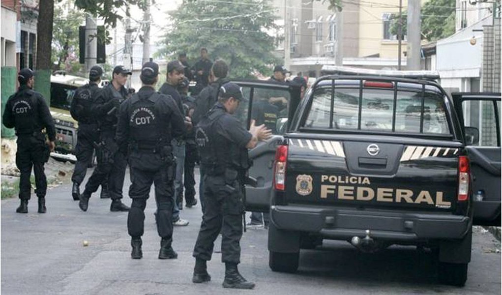 A Polícia Federal deflagrou a Operação Turing, com o objetivo de desarticular uma organização criminosa composta por servidores públicos e particulares que causavam embaraço a investigações da PF no estado; quatro pessoas foram presas, entre elas, blogueiros; aproximadamente 80 policiais federais estão cumprindo 23 mandados judiciais, sendo 4 de prisão temporária, 4 de condução coercitiva e 15 de busca e apreensão, em residências e locais de trabalho dos investigados; as ordens judiciais foram expedidas pela 2ª Vara da Justiça Federal de São Luís (Foto: Leonardo Lucena) A Polícia Federal deflagrou a Operação Turing, com o objetivo de desarticular uma organização criminosa composta por servidores públicos e particulares que causavam embaraço a investigações da PF no estado; quatro pessoas foram presas, entre elas, blogueiros; aproximadamente 80 policiais federais estão cumprindo 23 mandados judiciais, sendo 4 de prisão temporária, 4 de condução coercitiva e 15 de busca e apreensão, em residências e locais de trabalho dos investigados; as ordens judiciais foram expedidas pela 2ª Vara da Justiça Federal de São Luís