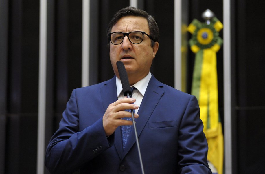 Insatisfeito com a perda do comando do PSB e com o posicionamento político do partido, o deputado federal Danilo Forte disse, nesta quinta-feira (22), que recebeu convite de 11 legendas - entre elas DEM, PT, Pros, PRB, PPS, PP e PTB - para se filiar caso venha a deixar o partido. O parlamentar, no entanto, deve esperar as eleições para o comando nacional da sigla antes de decidir seu futuro (Foto: Rodrigo Rocha) Insatisfeito com a perda do comando do PSB e com o posicionamento político do partido, o deputado federal Danilo Forte disse, nesta quinta-feira (22), que recebeu convite de 11 legendas - entre elas DEM, PT, Pros, PRB, PPS, PP e PTB - para se filiar caso venha a deixar o partido. O parlamentar, no entanto, deve esperar as eleições para o comando nacional da sigla antes de decidir seu futuro