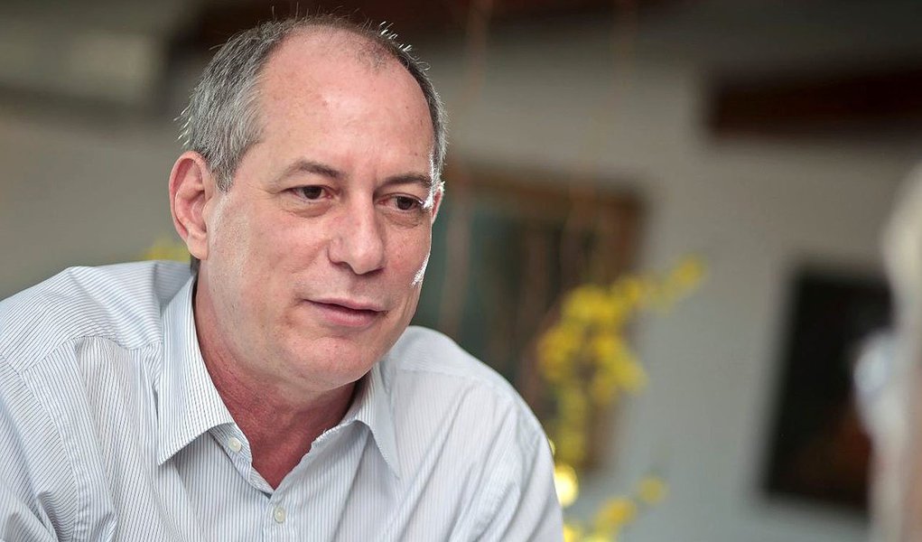 Em vídeo, o pré-candidato à Presidência disse estar com o “coração apertado” ao pensar nos brasileiros que “têm o dissabor e a amargura de tomar uma notícia de tal vulgaridade com que as autoridades centrais do País deram-se ao desfrute e ao desrespeito à lei e às regras”. Para Ciro Gomes, o momento é de reflexão e de apego às regras básicas da Constituição, de entrar em debate e aguardar os desdobramentos, com paz, tranquilidade e vigilância, “para que a pressa na eventual resposta a essa chocante notícia não seja uma má conselheira”; assista (Foto: Rodrigo Rocha) Em vídeo, o pré-candidato à Presidência disse estar com o “coração apertado” ao pensar nos brasileiros que “têm o dissabor e a amargura de tomar uma notícia de tal vulgaridade com que as autoridades centrais do País deram-se ao desfrute e ao desrespeito à lei e às regras”. Para Ciro Gomes, o momento é de reflexão e de apego às regras básicas da Constituição, de entrar em debate e aguardar os desdobramentos, com paz, tranquilidade e vigilância, “para que a pressa na eventual resposta a essa chocante notícia não seja uma má conselheira”; assista