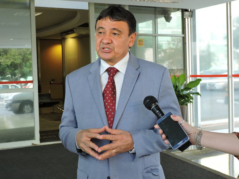 O governador Wellington Dias esteve em Brasília, em audiência com o diretor-geral de Serviço Florestal Brasileiro, Raimundo Deusdará, do Ibama, tratando sobre um projeto semelhante ao Programa Ativos Verdes, que utilize crédito florestal no Piauí e também sobre a ampliação do Parque Nacional da Serra das Confusões; “Aqui eles se dispuseram a colocar um conjunto de informações à nossa disposição. Eles que têm uma experiência prática, no que deu certo ou deu errado, e já fizeram a captação de 1,4 bilhão de reais nessa área”, disse Dias (Foto: Leonardo Lucena) O governador Wellington Dias esteve em Brasília, em audiência com o diretor-geral de Serviço Florestal Brasileiro, Raimundo Deusdará, do Ibama, tratando sobre um projeto semelhante ao Programa Ativos Verdes, que utilize crédito florestal no Piauí e também sobre a ampliação do Parque Nacional da Serra das Confusões; “Aqui eles se dispuseram a colocar um conjunto de informações à nossa disposição. Eles que têm uma experiência prática, no que deu certo ou deu errado, e já fizeram a captação de 1,4 bilhão de reais nessa área”, disse Dias