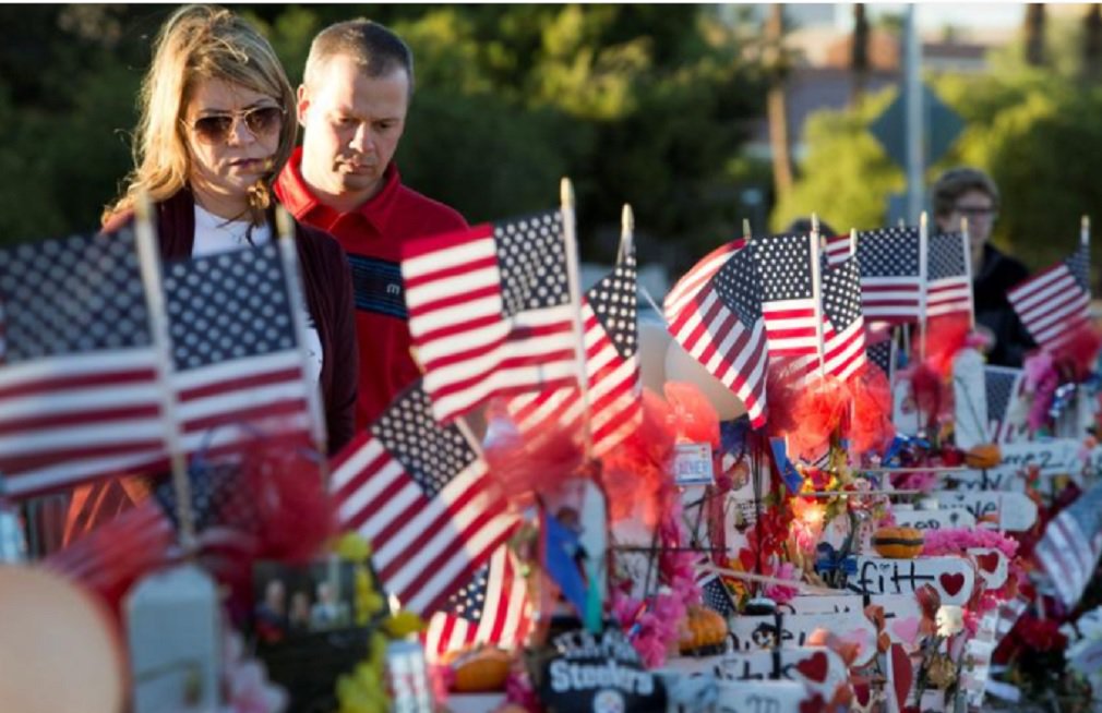 Uma ação representando as vítimas do massacre de Las Vegas, o pior ataque a tiros da história moderna dos Estados Unidos, foi aberta contra os fabricantes dos chamados bump stocks, peças que automatizam rifles e que o atirador usou para obter uma velocidade de disparo semelhante à de armas automáticas; a ação civil coletiva proposta e apresentada em um tribunal estadual do condado de County, no Estado de Nevada, no final de semana e anunciada nesta terça-feira acusa a Slide Fire Solutions e outros fabricantes não identificados de negligência indutora de sofrimento emocional a milhares de pessoas que testemunharam ou ficaram feridas no ataque do dia 1º de outubro (Foto: José Barbacena) Uma ação representando as vítimas do massacre de Las Vegas, o pior ataque a tiros da história moderna dos Estados Unidos, foi aberta contra os fabricantes dos chamados bump stocks, peças que automatizam rifles e que o atirador usou para obter uma velocidade de disparo semelhante à de armas automáticas; a ação civil coletiva proposta e apresentada em um tribunal estadual do condado de County, no Estado de Nevada, no final de semana e anunciada nesta terça-feira acusa a Slide Fire Solutions e outros fabricantes não identificados de negligência indutora de sofrimento emocional a milhares de pessoas que testemunharam ou ficaram feridas no ataque do dia 1º de outubro