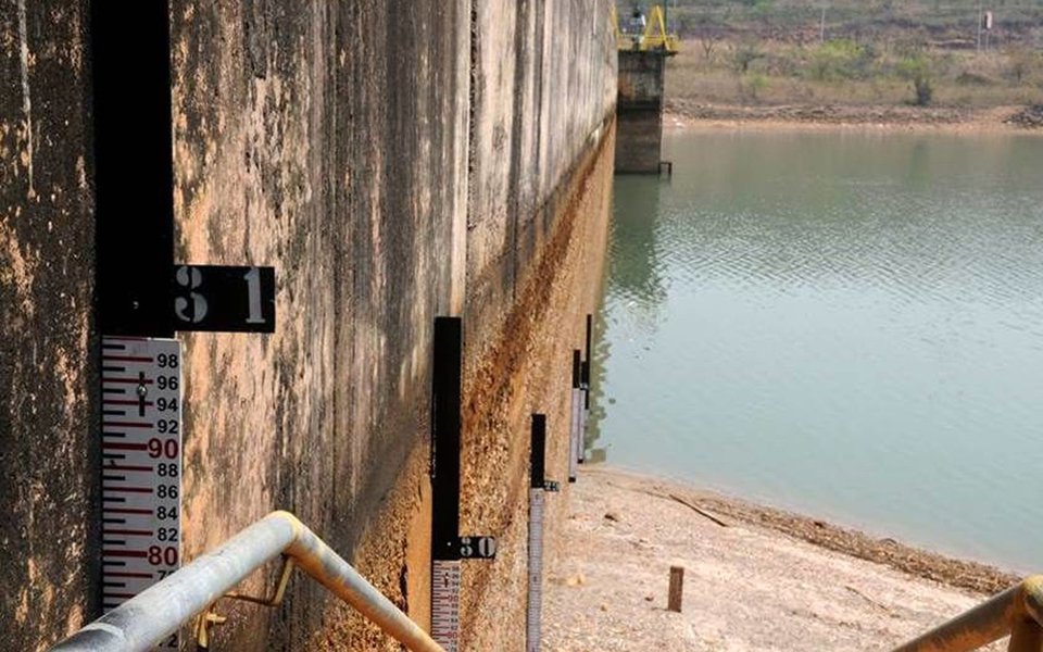 Pelo menos 25 cidades de Minas Gerais já tiveram o racionamento decretado pela Copasa, o que afeta mais de 760 mil pessoas, e 78 tiveram decretada situação de emergência pela Defesa Civil por causa da seca, sendo a maioria no Norte do estado (Foto: Leonardo Lucena) Pelo menos 25 cidades de Minas Gerais já tiveram o racionamento decretado pela Copasa, o que afeta mais de 760 mil pessoas, e 78 tiveram decretada situação de emergência pela Defesa Civil por causa da seca, sendo a maioria no Norte do estado