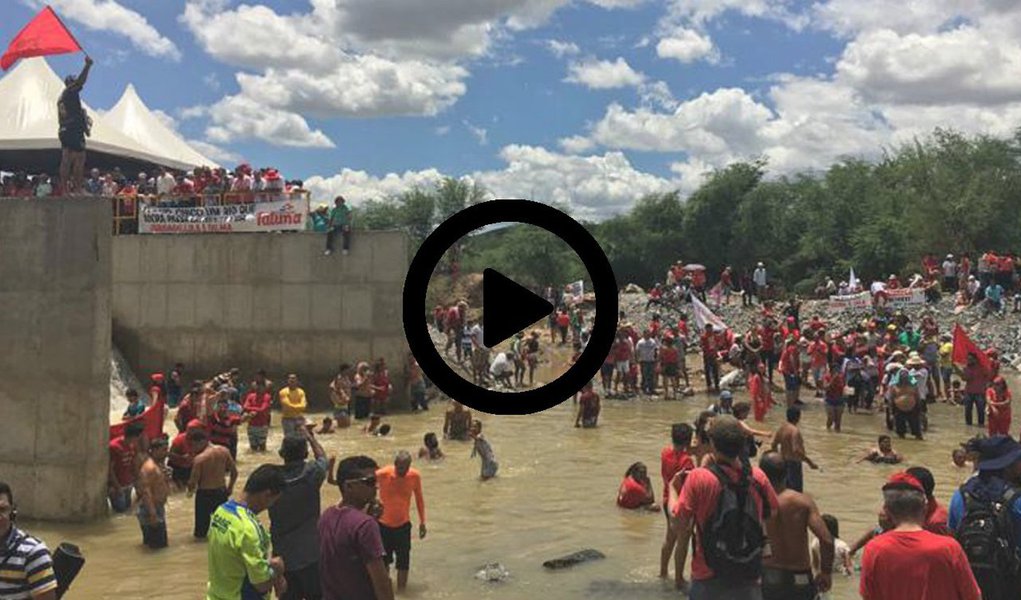 Confira algumas das imagens mais emocionantes do evento histórico que celebrou, no último domingo 19, a chegada da água do rio São Francisco no município de Monteiro, na Paraíba, com a presença do ex-presidente Lula; obra iniciada no governo Lula vai beneficiar cerca de 12 milhões de pessoas (Foto: Felipe L. Goncalves) Confira algumas das imagens mais emocionantes do evento histórico que celebrou, no último domingo 19, a chegada da água do rio São Francisco no município de Monteiro, na Paraíba, com a presença do ex-presidente Lula; obra iniciada no governo Lula vai beneficiar cerca de 12 milhões de pessoas