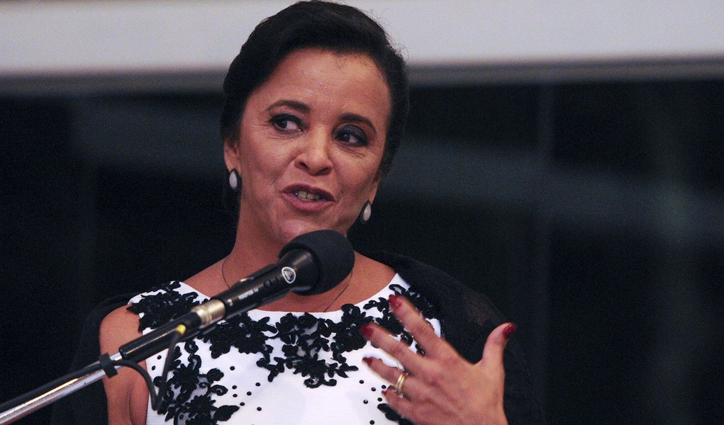 A primeira-dama do Distrito Federal, Márcia Rollemberg, faz tratamento contra um câncer no útero e "reage muito bem", informou o governo do Distrito Federal; aos 56 anos, Márcia enfrenta a doença desde julho e, até a segunda-feira (13), havia passado por 11 das 18 sessões de quimioterapia recomendadas pelos médicos
(Foto: Leonardo Lucena)
A primeira-dama do Distrito Federal, Márcia Rollemberg, faz tratamento contra um câncer no útero e "reage muito bem", informou o governo do Distrito Federal; aos 56 anos, Márcia enfrenta a doença desde julho e, até a segunda-feira (13), havia passado por 11 das 18 sessões de quimioterapia recomendadas pelos médicos