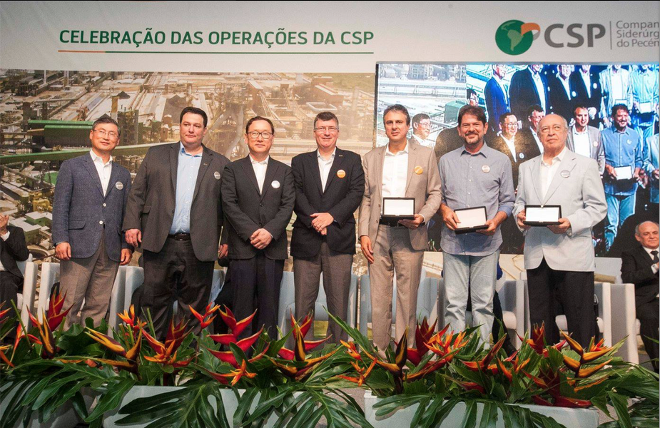 Em evento de celebração dos resultados da Companhia Siderúrgica do Pecém, nesta terça-feira (4), o governador Camilo Santana (PT) projetou que o Produto Interno Bruno (PIB) do Ceará aumentará em mais de 10% com empresa, e que suas atividades representarão 50% do total do PIB industrial cearense. Dentre os avanços proporcionados pela siderúrgica, destacou-se o anúncio de investimento de R$ 540 milhões anuais no Estado. “A Companhia Siderúrgica do Pecém é uma realização histórica, que traz um novo campo de investimentos e oportunidades para o povo do Ceará”, disse Camilo (Foto: Rodrigo Rocha) Em evento de celebração dos resultados da Companhia Siderúrgica do Pecém, nesta terça-feira (4), o governador Camilo Santana (PT) projetou que o Produto Interno Bruno (PIB) do Ceará aumentará em mais de 10% com empresa, e que suas atividades representarão 50% do total do PIB industrial cearense. Dentre os avanços proporcionados pela siderúrgica, destacou-se o anúncio de investimento de R$ 540 milhões anuais no Estado. “A Companhia Siderúrgica do Pecém é uma realização histórica, que traz um novo campo de investimentos e oportunidades para o povo do Ceará”, disse Camilo