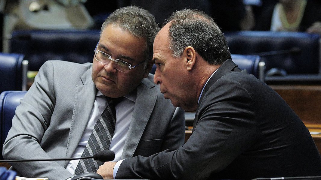 Seis órgãos ligados a movimentos sociais do PSB pediram expulsarão do senador Roberto Rocha (MA) que votou a favor da reforma trabalhista, contrariando a decisão da Executiva nacional da sigla. Quem também será avaliado Fernando Bezerra Coelho (PE), que acompanhou o voto do colega; a acusação é de terem “afrontado e descumprido princípios e disposições insculpidas no Estatuto, no Programa e no Código de Ética e Fidelidade Partidária” (Foto: Leonardo Lucena) Seis órgãos ligados a movimentos sociais do PSB pediram expulsarão do senador Roberto Rocha (MA) que votou a favor da reforma trabalhista, contrariando a decisão da Executiva nacional da sigla. Quem também será avaliado Fernando Bezerra Coelho (PE), que acompanhou o voto do colega; a acusação é de terem “afrontado e descumprido princípios e disposições insculpidas no Estatuto, no Programa e no Código de Ética e Fidelidade Partidária”