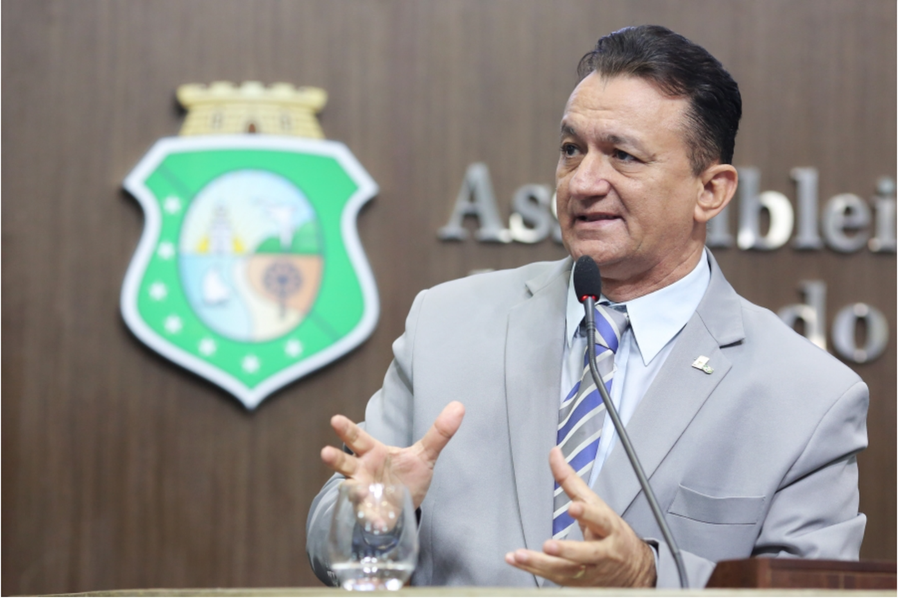 O deputado Ferreira Aragão (PDT) avaliou, nesta quinta-feira (11), que o crescimento do número de homicídios no Estado é resultado dos conflitos entre facções criminosas, de bandidos matando bandidos. Ele defendeu ainda que as críticas às políticas de segurança pública adotadas pelo governador Camilo Santana (PT) devem ser ponderadas e destacou os esforços do Governo do Estado no combate à violência. "Diante disto, como o governador pode evitar que um bandido mate o outro?", questionou (Foto: Rodrigo Rocha) O deputado Ferreira Aragão (PDT) avaliou, nesta quinta-feira (11), que o crescimento do número de homicídios no Estado é resultado dos conflitos entre facções criminosas, de bandidos matando bandidos. Ele defendeu ainda que as críticas às políticas de segurança pública adotadas pelo governador Camilo Santana (PT) devem ser ponderadas e destacou os esforços do Governo do Estado no combate à violência. "Diante disto, como o governador pode evitar que um bandido mate o outro?", questionou