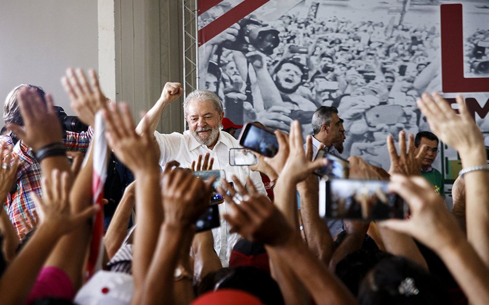 Ato final da passagem da caravana "Lula pelo Brasil" em Sergipe foi de demonstração que os programas sociais implementados pelo ex-presidente fizeram e fazem a diferença na vida da população; vários sergipanos agradeceram pela oportunidade de ter melhorado de vida, através do Bolsa Família, por poder ter acesso ao Ensino Superior, através do ProUni, das cotas e com a ampliação das vagas das universidades públicas; "Saio daqui após conversar com muita gente e passar por várias cidades e digo para vocês que levo de Sergipe a mais grata lembrança e carinho que poucas vezes um ser humano pode receber", disse Lula; De Sergipe, a caravana seguiu para Alagoas (Foto: Paulo Emílio) Ato final da passagem da caravana "Lula pelo Brasil" em Sergipe foi de demonstração que os programas sociais implementados pelo ex-presidente fizeram e fazem a diferença na vida da população; vários sergipanos agradeceram pela oportunidade de ter melhorado de vida, através do Bolsa Família, por poder ter acesso ao Ensino Superior, através do ProUni, das cotas e com a ampliação das vagas das universidades públicas; "Saio daqui após conversar com muita gente e passar por várias cidades e digo para vocês que levo de Sergipe a mais grata lembrança e carinho que poucas vezes um ser humano pode receber", disse Lula; De Sergipe, a caravana seguiu para Alagoas