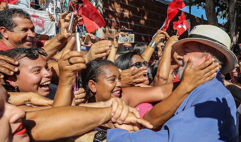 Desesperados com a resiliência de Lula, com sua fenomenal liderança popular, com sua coragem e nobreza política, é só isso que eles querem, que Lula morra. Por isso, Lula deve viver. Viver para resgatar o País das mãos dessa quadrilha que está doando o patrimônio do povo para estrangeiros. Viver para ganhar as eleições de 2018 e anular todas essas reformas que estão destruindo a economia e retirando direitos dos trabalhadores e trabalhadoras do Brasil (Foto: Chico Vigilante) Desesperados com a resiliência de Lula, com sua fenomenal liderança popular, com sua coragem e nobreza política, é só isso que eles querem, que Lula morra. Por isso, Lula deve viver. Viver para resgatar o País das mãos dessa quadrilha que está doando o patrimônio do povo para estrangeiros. Viver para ganhar as eleições de 2018 e anular todas essas reformas que estão destruindo a economia e retirando direitos dos trabalhadores e trabalhadoras do Brasil