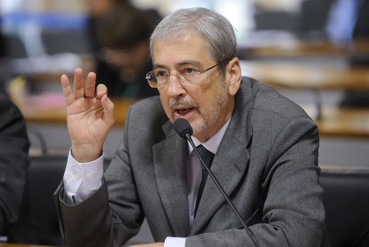 A direção nacional do PSDB determinou que o diretório municipal do partido em Salvador realize convenção para renovação do mandato dos seus membros; decisão foi tomada por descumprimento de uma ordem da direção estadual; o partido é controlado na capital baiana pelo ministro da Secretaria do governo Michel Temer (PMDB), Antonio Imbassahy (Foto: Voney Malta) A direção nacional do PSDB determinou que o diretório municipal do partido em Salvador realize convenção para renovação do mandato dos seus membros; decisão foi tomada por descumprimento de uma ordem da direção estadual; o partido é controlado na capital baiana pelo ministro da Secretaria do governo Michel Temer (PMDB), Antonio Imbassahy
