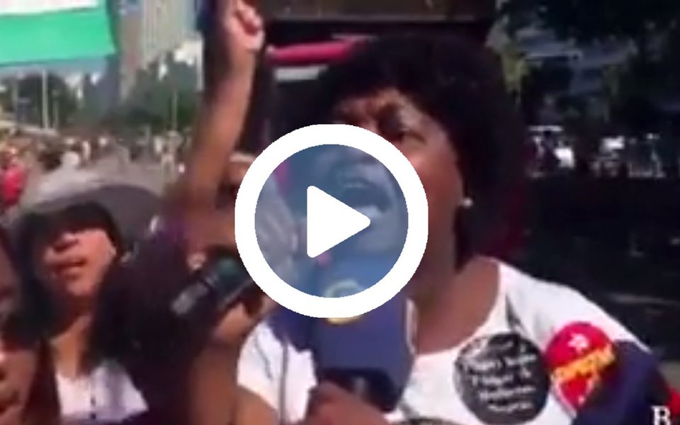 Manifestação na orla do Rio de Janeiro chama a atenção para a desigualdade e a discriminação vividas diariamente por mulheres negras em todo o País; Elas ocupam 1,6% das posições na gerência e 0,4% no quadro executivo das empresas - a situação só se inverte nas vagas de início de carreira ou com baixa exigência de profissional: negras são 57,5% de estagiárias e 58,2% das trainees (Foto: Aquiles Lins) Manifestação na orla do Rio de Janeiro chama a atenção para a desigualdade e a discriminação vividas diariamente por mulheres negras em todo o País; Elas ocupam 1,6% das posições na gerência e 0,4% no quadro executivo das empresas - a situação só se inverte nas vagas de início de carreira ou com baixa exigência de profissional: negras são 57,5% de estagiárias e 58,2% das trainees