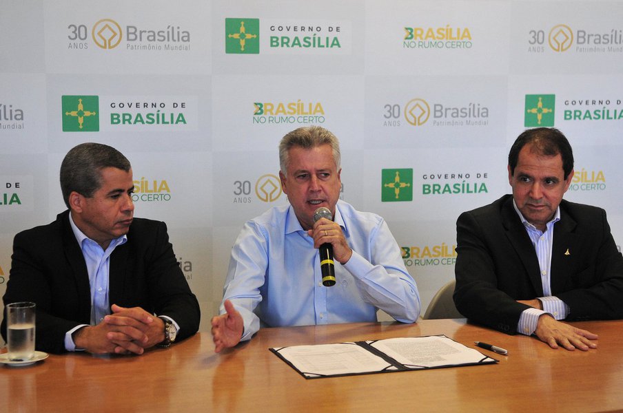 Trabalhadores rurais sem terra e pequenos produtores vão poder comprar imóvel rural por meio de financiamento; o governo de Brasília firmou acordo de cooperação com a União para assegurar a execução do Programa Nacional de Crédito Fundiário, que garante esse e outros benefícios a produtores; o financiamento sempre é individual e de até R$ 140 mil por produtor; a forma de acesso pode ser coletiva apenas para quem se enquadra no Combate à Pobreza Rural — aqueles com renda anual de até R$ 9 mil e patrimônio de até R$ 15 mil; nas outras, essas quantias são até R$ 15 mil e até R$ 30 mil (Foto: Leonardo Lucena) Trabalhadores rurais sem terra e pequenos produtores vão poder comprar imóvel rural por meio de financiamento; o governo de Brasília firmou acordo de cooperação com a União para assegurar a execução do Programa Nacional de Crédito Fundiário, que garante esse e outros benefícios a produtores; o financiamento sempre é individual e de até R$ 140 mil por produtor; a forma de acesso pode ser coletiva apenas para quem se enquadra no Combate à Pobreza Rural — aqueles com renda anual de até R$ 9 mil e patrimônio de até R$ 15 mil; nas outras, essas quantias são até R$ 15 mil e até R$ 30 mil