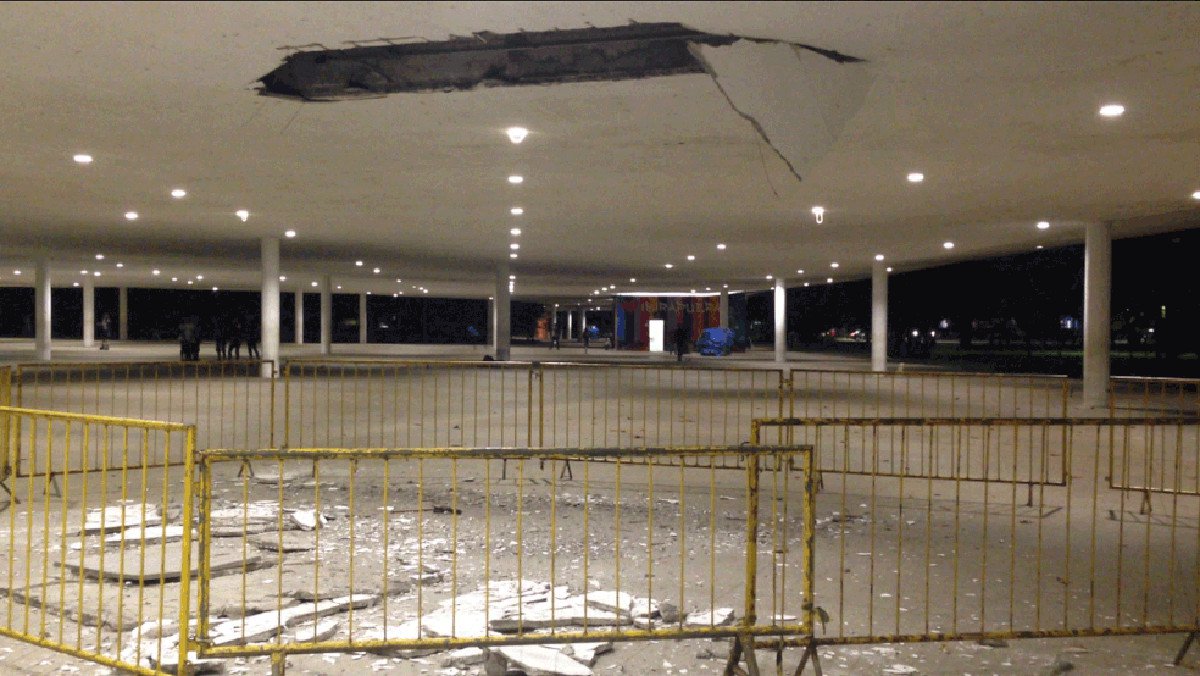 Uma parte do revestimento inferior do teto da marquise do Parque Ibirapuera, em São Paulo se desprendeu na noite de quarta (22) , por causa das chuvas; técnicos das secretarias do Verde e do Meio Ambiente e de Serviços e Obras estão elaborando um laudo e devem anunciar nesta quinta (23) se o local terá ou não de ser interditado; tombado como patrimônio histórico, o local é um cartão postal da cidade e recebe grande número de pessoas, principalmente, de jovens na prática de esporte (Foto: Charles Nisz) Uma parte do revestimento inferior do teto da marquise do Parque Ibirapuera, em São Paulo se desprendeu na noite de quarta (22) , por causa das chuvas; técnicos das secretarias do Verde e do Meio Ambiente e de Serviços e Obras estão elaborando um laudo e devem anunciar nesta quinta (23) se o local terá ou não de ser interditado; tombado como patrimônio histórico, o local é um cartão postal da cidade e recebe grande número de pessoas, principalmente, de jovens na prática de esporte