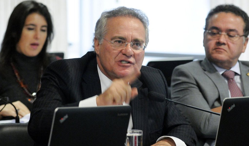 Ex-presidente do Senado e líder do PMDB na Casa, Renan Calheiros considera como líquido e certo que o governo de Michel Temer naufragará; "O PMDB vai ter de patrocinar as reformas vindas do Planalto sem discutir? Se continuar assim, vai cair o governo para um lado e o PMDB para o outro. É uma questão política, não é pessoal", disse Renan em conversa com jornalistas nesta terça-feira, 4; "Com o governo do deputado cassado Eduardo Cunha eu já rompi, vou aguardar o próximo", disse o senador alagoano, que, experiente, se antecipa à tendência de apoio à eventual candidatura do ex-presidente Lula (Foto: Aquiles Lins) Ex-presidente do Senado e líder do PMDB na Casa, Renan Calheiros considera como líquido e certo que o governo de Michel Temer naufragará; "O PMDB vai ter de patrocinar as reformas vindas do Planalto sem discutir? Se continuar assim, vai cair o governo para um lado e o PMDB para o outro. É uma questão política, não é pessoal", disse Renan em conversa com jornalistas nesta terça-feira, 4; "Com o governo do deputado cassado Eduardo Cunha eu já rompi, vou aguardar o próximo", disse o senador alagoano, que, experiente, se antecipa à tendência de apoio à eventual candidatura do ex-presidente Lula