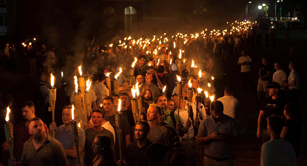 O governador da Virgínia, Terry McAuliffe, declarou estado de emergência após um grande confronto entre neonazistas da chamada direita alternativa dos EUA e ativistas antifascistas neste sábado, em Charlottesville, que terminou com pessoas feridas e detidas; "Prisões estão sendo feitas após a declaração de reunião ilegal no Emancipation Park, em Charlottesville"; desde a noite de ontem centenas de nacionalistas desfilavam pelas ruas da cidade carregando tochas e gritando insultos contra negros, judeus, imigrantes e homossexuais, em preparação para um ato maior, nesta manhã (Foto: Romulo Faro) O governador da Virgínia, Terry McAuliffe, declarou estado de emergência após um grande confronto entre neonazistas da chamada direita alternativa dos EUA e ativistas antifascistas neste sábado, em Charlottesville, que terminou com pessoas feridas e detidas; "Prisões estão sendo feitas após a declaração de reunião ilegal no Emancipation Park, em Charlottesville"; desde a noite de ontem centenas de nacionalistas desfilavam pelas ruas da cidade carregando tochas e gritando insultos contra negros, judeus, imigrantes e homossexuais, em preparação para um ato maior, nesta manhã