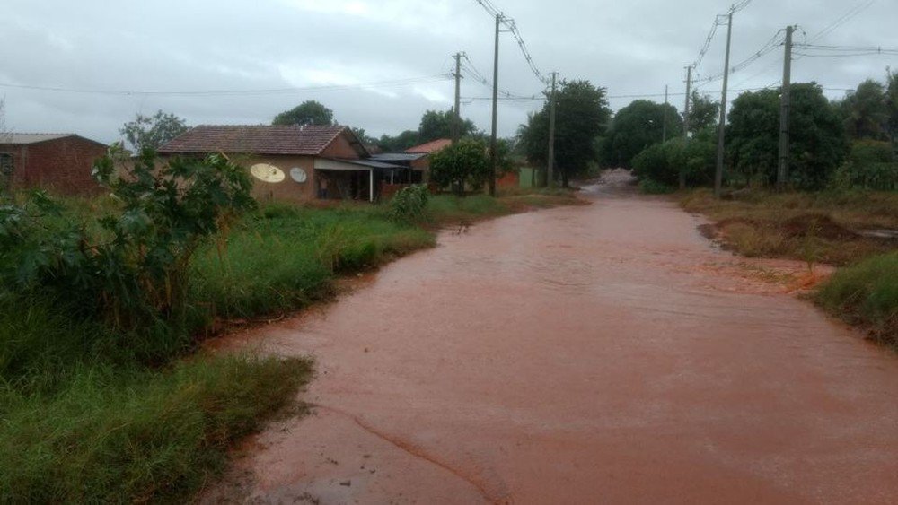 A chuva causou prejuízos para 4.790 pessoas em 26 cidades do Paraná desde o começo da semana; é o que aponta o último balanço da Defesa Civil Estadual; com 2,5 mil atingidos, Marquinho, na região central do Paraná, foi o município mais afetado no estado (Foto: Leonardo Lucena) A chuva causou prejuízos para 4.790 pessoas em 26 cidades do Paraná desde o começo da semana; é o que aponta o último balanço da Defesa Civil Estadual; com 2,5 mil atingidos, Marquinho, na região central do Paraná, foi o município mais afetado no estado