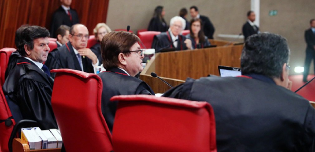 O jornalista Ricardo Kotscho fala em seu blog fala sobre o início do julgamento no Tribunal Superior Eleitoral, que pode cassar a chapa Dilma-Temer, que venceu a eleição de 2014; ele compara o julgamento a um teatro e diz que a peça não tem data para acabar; "Pela amostra do primeiro dia de julgamento, que foi suspenso duas horas depois de começar, este teatro pode continuar em cartaz até a campanha eleitoral de 2018, ou seja, não servirá para nada. O espetáculo jurídico dará uma parada em abril porque Gilmar Mendes, presidente do TSE e conselheiro informal de Michel Temer, vai passar o mês viajando", diz (Foto: José Barbacena) O jornalista Ricardo Kotscho fala em seu blog fala sobre o início do julgamento no Tribunal Superior Eleitoral, que pode cassar a chapa Dilma-Temer, que venceu a eleição de 2014; ele compara o julgamento a um teatro e diz que a peça não tem data para acabar; "Pela amostra do primeiro dia de julgamento, que foi suspenso duas horas depois de começar, este teatro pode continuar em cartaz até a campanha eleitoral de 2018, ou seja, não servirá para nada. O espetáculo jurídico dará uma parada em abril porque Gilmar Mendes, presidente do TSE e conselheiro informal de Michel Temer, vai passar o mês viajando", diz