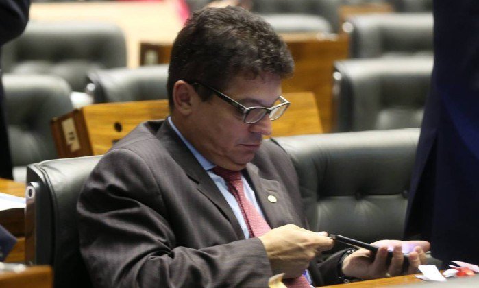O que dizer ao deputado que incentiva outros a ver pornografia durante a sessão, enquanto a sociedade trabalha duro para bancar seus salários e mordomias, que merece porrada? (Foto: Luciana Oliveira) O que dizer ao deputado que incentiva outros a ver pornografia durante a sessão, enquanto a sociedade trabalha duro para bancar seus salários e mordomias, que merece porrada?