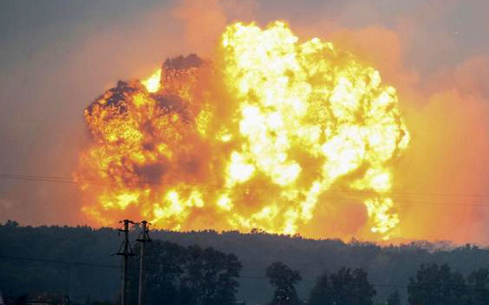 Incêndio de enormes proporções deflagrou a detonação de munições no maior paiol militar da Ucrânia, próximo da cidade de Vinnytsia; paiol armazenava 188 mil toneladas de munições, entre eles os foguetes para os sistemas de artilharia Uragan, Smerch e Grad; armazém fica a cerca de 200 quilômetros da capital da Ucrânia, Kiev. No momento, está sendo realizada a evacuação de cerca de 30 mil moradores de Kalinovka e de outros povoados próximos; Kalinovka é o quarto armazém militar a explodir na Ucrânia nos últimos dois anos (Foto: Paulo Emílio) Incêndio de enormes proporções deflagrou a detonação de munições no maior paiol militar da Ucrânia, próximo da cidade de Vinnytsia; paiol armazenava 188 mil toneladas de munições, entre eles os foguetes para os sistemas de artilharia Uragan, Smerch e Grad; armazém fica a cerca de 200 quilômetros da capital da Ucrânia, Kiev. No momento, está sendo realizada a evacuação de cerca de 30 mil moradores de Kalinovka e de outros povoados próximos; Kalinovka é o quarto armazém militar a explodir na Ucrânia nos últimos dois anos