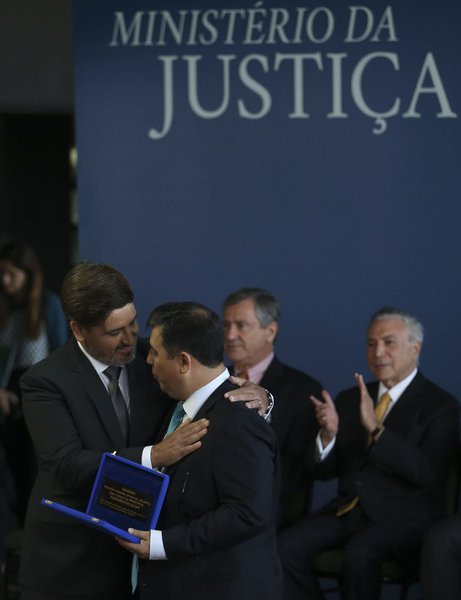 "Em suas primeiras declarações o novo chefe da PF Fernando Segóvia disse a que veio. Veio para dançar conforme a música, e não para tocá-la, como seu homônimo famoso de nome Andrés fazia ao violão", escreve o colunista do 247 Alex Solnik; "Falando para uma plateia composta por vários investigados pela PF, inclusive o próprio presidente da República afirmou que a mala de 500 mil de Rocha Loures não é suficiente para condená-lo. Absolveu Temer sem investigar", completa (Foto: Alex Solnik) "Em suas primeiras declarações o novo chefe da PF Fernando Segóvia disse a que veio. Veio para dançar conforme a música, e não para tocá-la, como seu homônimo famoso de nome Andrés fazia ao violão", escreve o colunista do 247 Alex Solnik; "Falando para uma plateia composta por vários investigados pela PF, inclusive o próprio presidente da República afirmou que a mala de 500 mil de Rocha Loures não é suficiente para condená-lo. Absolveu Temer sem investigar", completa