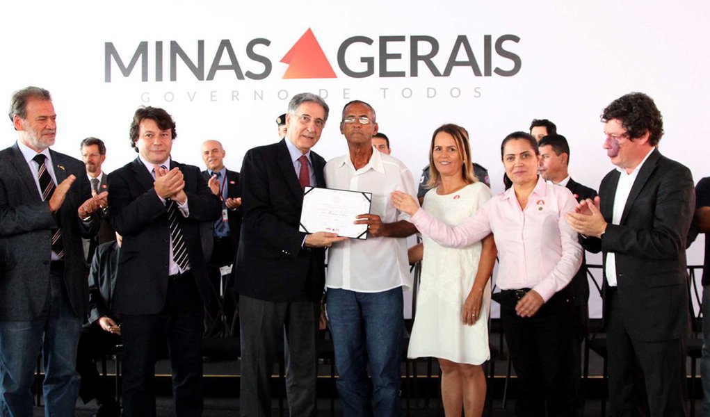 O governador Fernando Pimentel entregou em Santana do Paraíso, no Território do Vale do Aço, 393 títulos de regularização de imóveis a famílias de baixa renda da extinta MinasCaixa; foram beneficiados famílias de sete cidades mineiras que haviam perdido a titularidade de suas moradias depois de passarem por décadas de dificuldades financeiras, que impossibilitaram o pagamento das prestações de seus imóveis
(Foto: Leonardo Lucena)
O governador Fernando Pimentel entregou em Santana do Paraíso, no Território do Vale do Aço, 393 títulos de regularização de imóveis a famílias de baixa renda da extinta MinasCaixa; foram beneficiados famílias de sete cidades mineiras que haviam perdido a titularidade de suas moradias depois de passarem por décadas de dificuldades financeiras, que impossibilitaram o pagamento das prestações de seus imóveis