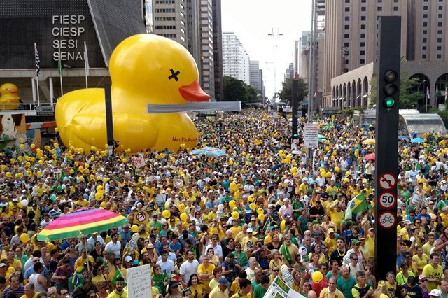 Hoje dou os meus pêsames aqueles que, fantasiados de patos, foram às ruas apoiar o golpe, e ajudaram, inocentemente ou premeditadamente, a prejudicar os que trabalham para o Estado em funções de interesse de toda a sociedade (Foto: Chico Vigilante) Hoje dou os meus pêsames aqueles que, fantasiados de patos, foram às ruas apoiar o golpe, e ajudaram, inocentemente ou premeditadamente, a prejudicar os que trabalham para o Estado em funções de interesse de toda a sociedade
