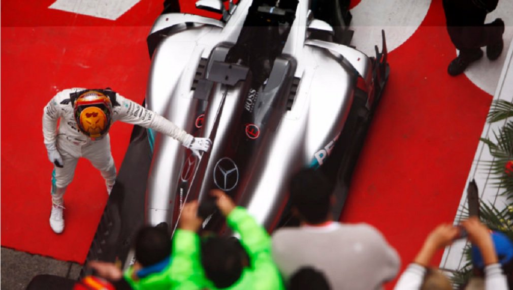 Lewis Hamilton controlou as condições instáveis do circuito e se manteve distante da disputa dos rivais para vencer o Grande Prêmio de Fórmula 1 da China; britânico cruzou com a sua Mercedes a linha de chegada 6,2 segundos antes da Ferrari de Sebastian Vettel, com Max Verstappen, da Red Bull, que começou na 16ª posição, terminando com um surpreendente terceiro lugar; foi a 54ª vitória da carreira de Hamilton, com um número recorde de cinco em Xangai (Foto: José Barbacena) Lewis Hamilton controlou as condições instáveis do circuito e se manteve distante da disputa dos rivais para vencer o Grande Prêmio de Fórmula 1 da China; britânico cruzou com a sua Mercedes a linha de chegada 6,2 segundos antes da Ferrari de Sebastian Vettel, com Max Verstappen, da Red Bull, que começou na 16ª posição, terminando com um surpreendente terceiro lugar; foi a 54ª vitória da carreira de Hamilton, com um número recorde de cinco em Xangai