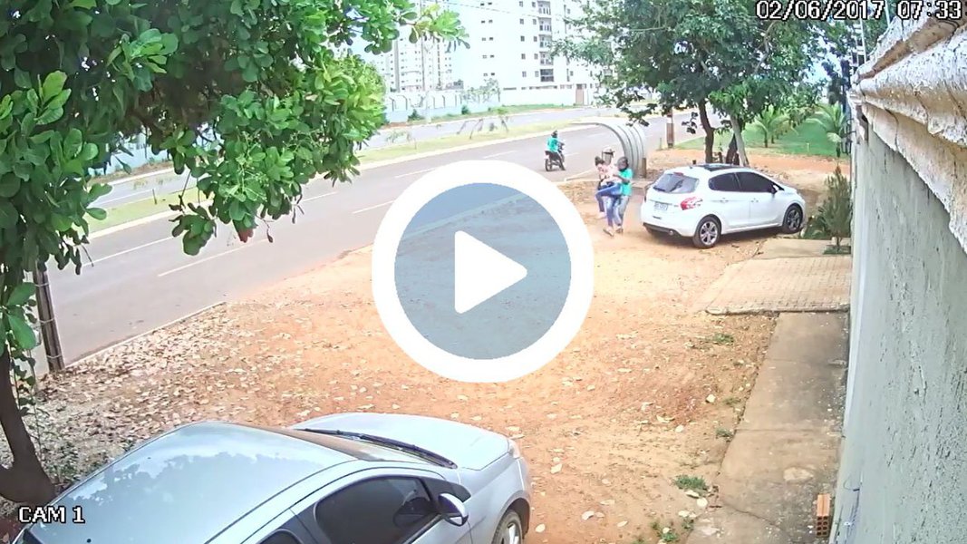 Câmeras de segurança flagraram um assalto nas proximidades da Avenida Palmas Brasil e da quadra 606 Sul, na região Sul de Palmas; uma mulher aguardava um ônibus em uma parada, onde dois homens passaram em uma motocicleta e pararam em frente ao ponto; ao perceber os bandidos, a mulher correu, mas foi agarrada pelo passageiro da moto e derrubada no chão; o assaltante fugiu com o celular da vítima; Oos criminosos seriam responsáveis por outros assaltos ocorridos recentemente na Capital (Foto: Leonardo Lucena) Câmeras de segurança flagraram um assalto nas proximidades da Avenida Palmas Brasil e da quadra 606 Sul, na região Sul de Palmas; uma mulher aguardava um ônibus em uma parada, onde dois homens passaram em uma motocicleta e pararam em frente ao ponto; ao perceber os bandidos, a mulher correu, mas foi agarrada pelo passageiro da moto e derrubada no chão; o assaltante fugiu com o celular da vítima; Oos criminosos seriam responsáveis por outros assaltos ocorridos recentemente na Capital