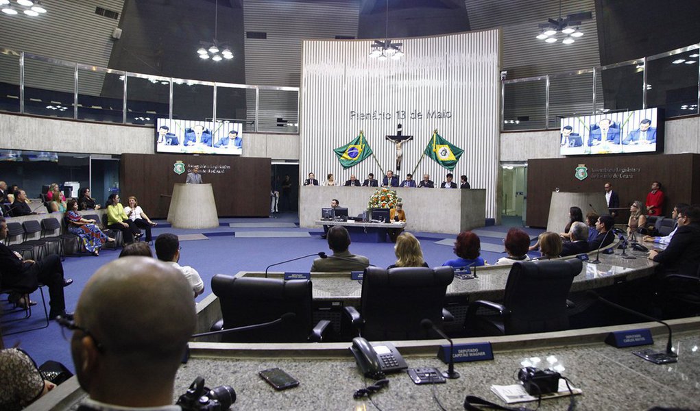 A indicação do novo conselheiro do Tribunal de Contas do Estado do Ceará (TCE), após a aposentadoria do conselheiro Teodorico Menezes, abre o ciclo de guerra na Assembleia Legislativa; políticos e técnicos interessados já articulam nomeação; porém, alguns deputados defendem que a vaga deve ser preenchida por um nome do Tribunal de Contas dos Municípios do Ceará (TCM), órgão que foi extinto e os conselheiros foram colocados em disponibilidade remunerada (Foto: Voney Malta) A indicação do novo conselheiro do Tribunal de Contas do Estado do Ceará (TCE), após a aposentadoria do conselheiro Teodorico Menezes, abre o ciclo de guerra na Assembleia Legislativa; políticos e técnicos interessados já articulam nomeação; porém, alguns deputados defendem que a vaga deve ser preenchida por um nome do Tribunal de Contas dos Municípios do Ceará (TCM), órgão que foi extinto e os conselheiros foram colocados em disponibilidade remunerada
