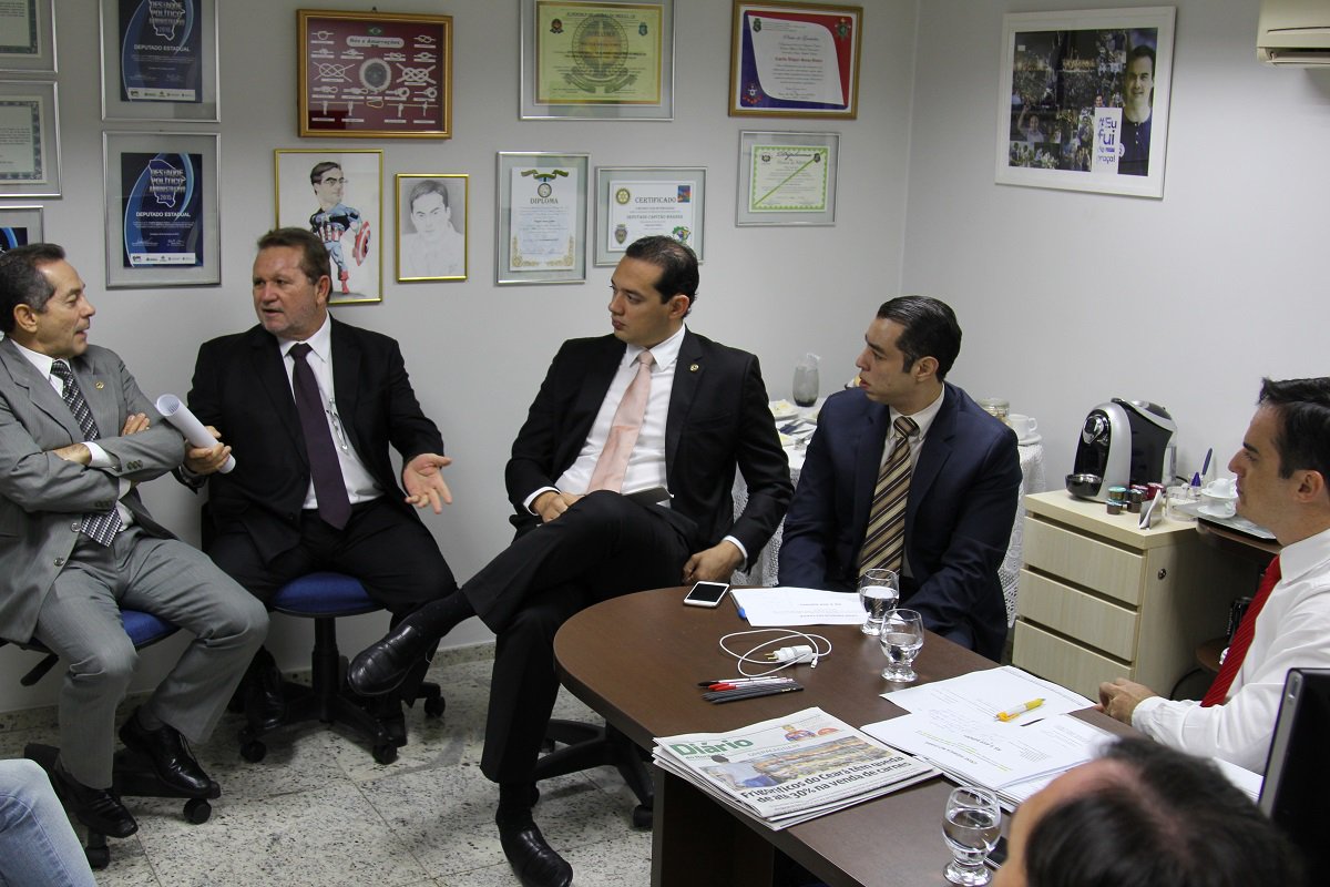 Na manhã desta terça-feira, os deputados Leonardo Araújo (PMDB), Roberto Mesquita (PSD), Heitor Ferrer (PSB) e Danniel Oliveira (PMDB) se reuniram no gabinete do deputado Capitão Wagner para pautar a discussão prioritária da semana na Casa. O tema deverá ser a crise hídrica no Estado. Na reunião os deputados criticaram os gastos "desnecessários" já realizados ou em fase de realização entre os governos Cid Gomes e Camilo Santana nos últimos 5 anos (Foto: Fatima 247) Na manhã desta terça-feira, os deputados Leonardo Araújo (PMDB), Roberto Mesquita (PSD), Heitor Ferrer (PSB) e Danniel Oliveira (PMDB) se reuniram no gabinete do deputado Capitão Wagner para pautar a discussão prioritária da semana na Casa. O tema deverá ser a crise hídrica no Estado. Na reunião os deputados criticaram os gastos "desnecessários" já realizados ou em fase de realização entre os governos Cid Gomes e Camilo Santana nos últimos 5 anos