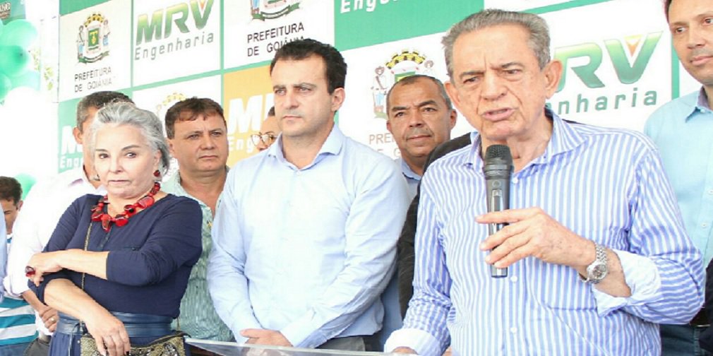 Ação com serviços da prefeitura foi realizada na Região Norte, mas foi ofuscada pelo protesto de professores municipais contra o prefeito Iris Rezende (PMDB); servidores cobraram a devolução do pagamento cortado durante o período em que estiveram em greve; Iris ignorou os gritos e respondeu: "A justiça considerou a greve ilegal e uma multa de R$ 100 mil por dia, eu não sou culpado, não tenho culpa. Eles mesmos que buscaram esta situação. Vão reclamar lá para a Justiça"; professores também pressionaram a primeira-dama Dona Iris
(Foto: José Barbacena) Ação com serviços da prefeitura foi realizada na Região Norte, mas foi ofuscada pelo protesto de professores municipais contra o prefeito Iris Rezende (PMDB); servidores cobraram a devolução do pagamento cortado durante o período em que estiveram em greve; Iris ignorou os gritos e respondeu: "A justiça considerou a greve ilegal e uma multa de R$ 100 mil por dia, eu não sou culpado, não tenho culpa. Eles mesmos que buscaram esta situação. Vão reclamar lá para a Justiça"; professores também pressionaram a primeira-dama Dona Iris