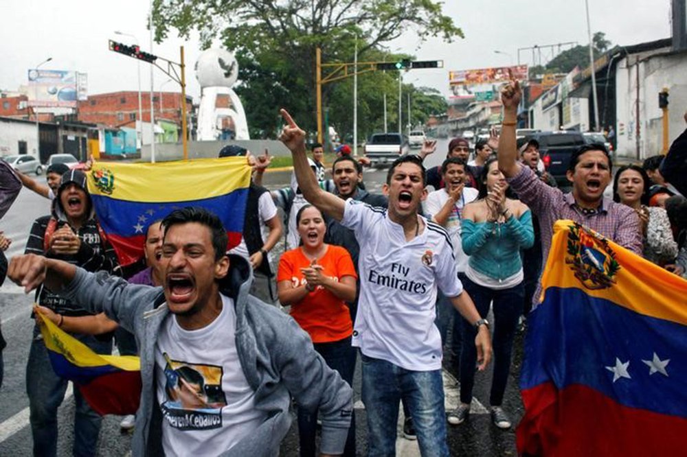 Os partidários da oposição gritam slogans durante um protesto contra o governo do presidente venezuelano, Nicolas Maduro, em San Cristobal 31/03/ 2017. REUTERS/Carlos Eduardo Ramirez (Foto: Leonardo Attuch) Os partidários da oposição gritam slogans durante um protesto contra o governo do presidente venezuelano, Nicolas Maduro, em San Cristobal 31/03/ 2017. REUTERS/Carlos Eduardo Ramirez