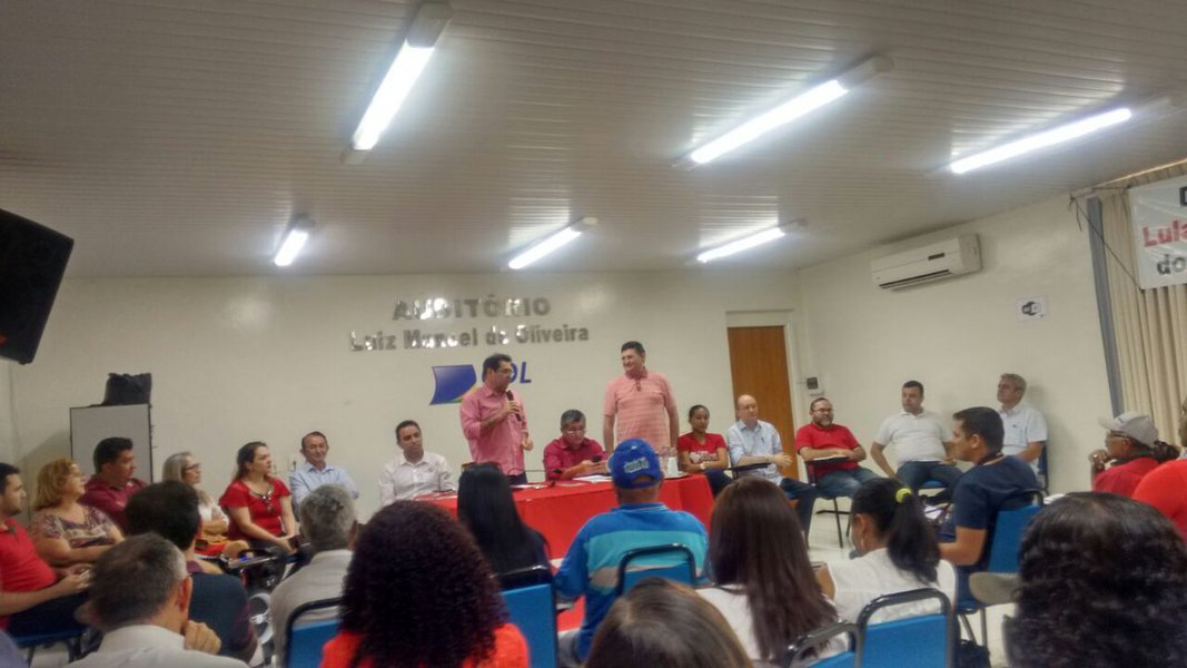 O presidente do PT Ceará, Fco. de Assis Diniz e o deputado federal José Guimarães, secretário nacional de Assuntos Institucionais do PT, passaram o último fim de semana reunidos com dirigentes do partido, movimentos sociais e partidos aliados, finalizando os preparativos para a visita da "Caravana do Lula pelo Nordeste", que estará no Ceará nos dias 29 e 30 de agosto, com atos de massa nos municípios de Quixadá, no Sertão Central e Crato, no Cariri. Também estão previstas até o momento, a realização de recepções populares à caravana, durante o percurso, nos municípios de Cedro, Solonópole e Caririaçu (Foto: Fatima 247) O presidente do PT Ceará, Fco. de Assis Diniz e o deputado federal José Guimarães, secretário nacional de Assuntos Institucionais do PT, passaram o último fim de semana reunidos com dirigentes do partido, movimentos sociais e partidos aliados, finalizando os preparativos para a visita da "Caravana do Lula pelo Nordeste", que estará no Ceará nos dias 29 e 30 de agosto, com atos de massa nos municípios de Quixadá, no Sertão Central e Crato, no Cariri. Também estão previstas até o momento, a realização de recepções populares à caravana, durante o percurso, nos municípios de Cedro, Solonópole e Caririaçu