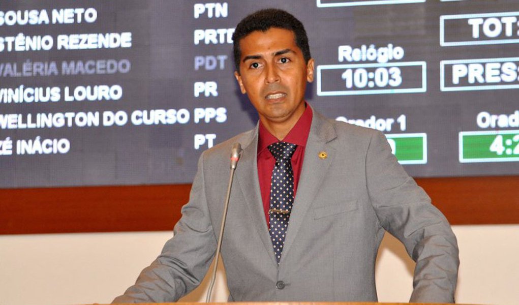 O deputado estadual Marco Aurélio (PCdoB), após críticas da oposição liderada pela família Sarney, sobre a presença de servidores públicos na Conferência Estadual do PCdoB, afirmou que “Talvez o maior desespero deles, ao ver a grandiosa conferência, foi ver partidos que historicamente marcharam com eles e agora já disseram ‘não’, porque agora vão com Flávio Dino para a reeleição”; segundo o deputado, “Isso dá um desespero danado. O grupo da oligarquia de fato, de direito, está perdendo. Está perdendo pela ineficiência, pelo que deixaram de fazer. Em segundo lugar, pela liderança do Governador Flávio Dino. Em terceiro lugar, o povo não quer mais voltar ao atraso” (Foto: Voney Malta) O deputado estadual Marco Aurélio (PCdoB), após críticas da oposição liderada pela família Sarney, sobre a presença de servidores públicos na Conferência Estadual do PCdoB, afirmou que “Talvez o maior desespero deles, ao ver a grandiosa conferência, foi ver partidos que historicamente marcharam com eles e agora já disseram ‘não’, porque agora vão com Flávio Dino para a reeleição”; segundo o deputado, “Isso dá um desespero danado. O grupo da oligarquia de fato, de direito, está perdendo. Está perdendo pela ineficiência, pelo que deixaram de fazer. Em segundo lugar, pela liderança do Governador Flávio Dino. Em terceiro lugar, o povo não quer mais voltar ao atraso”