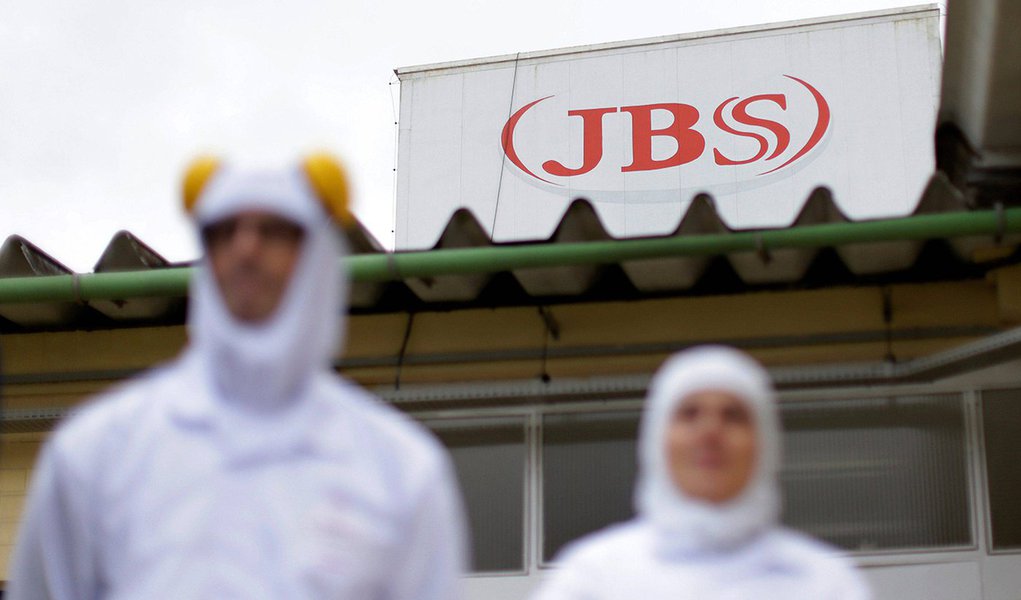 O grupo J&F, controlador da JBS, tem até esta sexta-feira para aceitar a proposta de pagamento de multa de 11,2 bilhões de reais de multa em um acordo de leniência com o Ministério Público Federal (MPF), caso contrário os procuradores considerarão que a proposta de acordo não é mais válida, disse o MPF em nota; o acordo de leniência não foi fechado por divergências sobre o valor da multa a ser paga pelo conglomerado; os procuradores defendem multa de R$ 11,2 bilhões; a holding que controla a JBS propôs pagar R$ 1 bilhão (Foto: Romulo Faro) O grupo J&F, controlador da JBS, tem até esta sexta-feira para aceitar a proposta de pagamento de multa de 11,2 bilhões de reais de multa em um acordo de leniência com o Ministério Público Federal (MPF), caso contrário os procuradores considerarão que a proposta de acordo não é mais válida, disse o MPF em nota; o acordo de leniência não foi fechado por divergências sobre o valor da multa a ser paga pelo conglomerado; os procuradores defendem multa de R$ 11,2 bilhões; a holding que controla a JBS propôs pagar R$ 1 bilhão