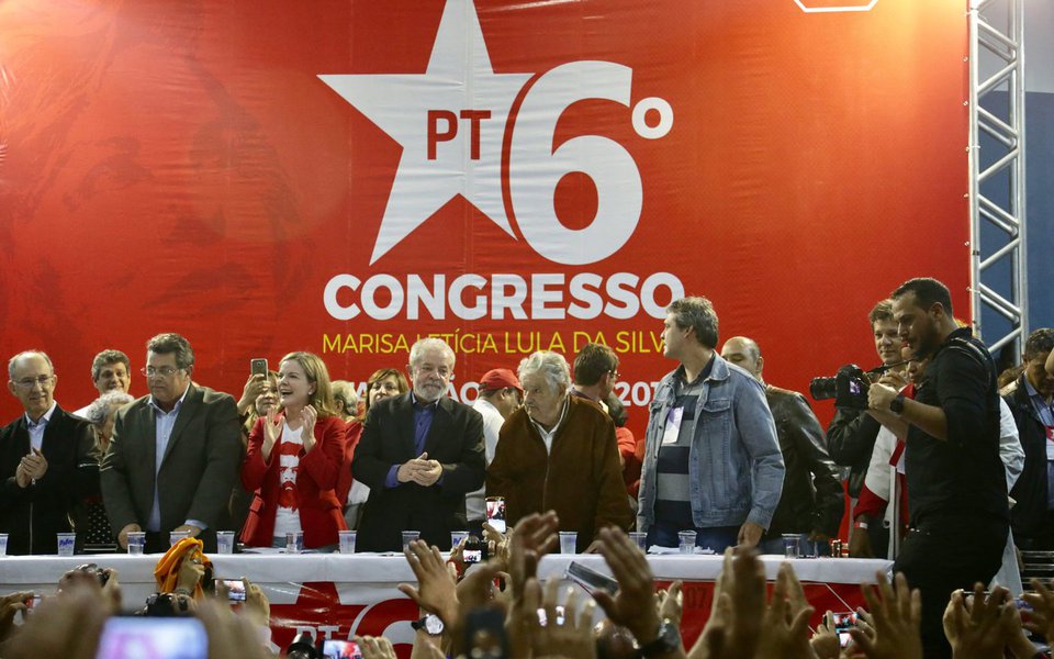 Quem está na ofensiva nesta hora são precisamente as forças conservadoras do bloco político, midiático, judicial e empresarial que promoveu o golpe, com apoio também nas ruas. Por isso, elas põem no plano de avanço da ordem neoliberal a convocação da Constituinte (Foto: Walter Sorrentino) Quem está na ofensiva nesta hora são precisamente as forças conservadoras do bloco político, midiático, judicial e empresarial que promoveu o golpe, com apoio também nas ruas. Por isso, elas põem no plano de avanço da ordem neoliberal a convocação da Constituinte
