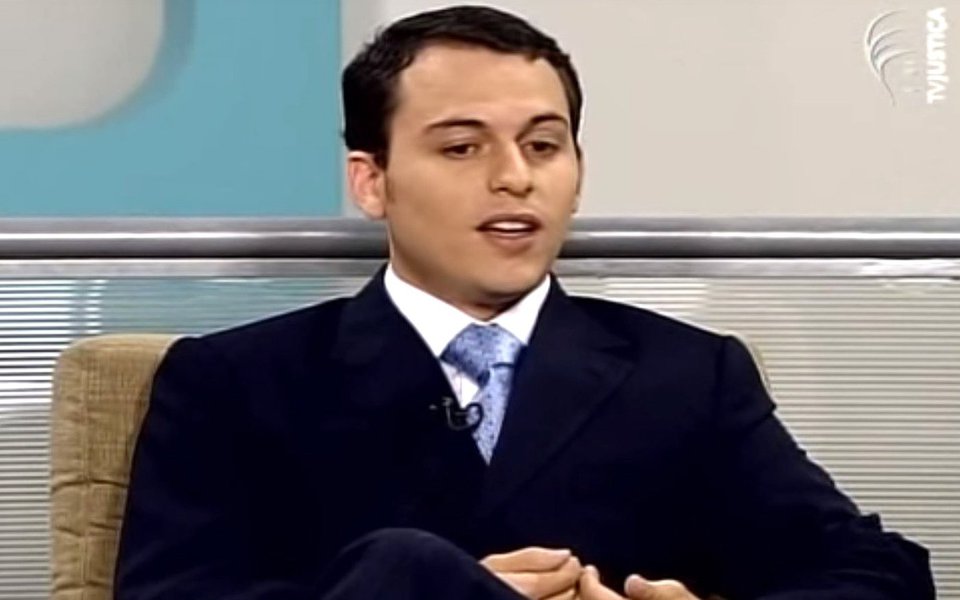 Lobista Jorge Luz – e seu filho Bruno Luz – entregaram para os membros da força-tarefa da Operação Lava Jato uma série de documentos referentes a offshore Rosy Blue DMMC, que segundo as investigações, teria sido indicada pelos advogados Sérgio Tourinho e Tiago Cedraz – filho do ministro do Tribunal de Contas da União (TCU) Aroldo Cedraz – para movimentar recursos originários do pagamento de propina decorrentes de contratos de cerca de US$ 180 milhões celebrados entre a empresa norte-americana Sargeant Marine com a Petrobras (Foto: Paulo Emílio) Lobista Jorge Luz – e seu filho Bruno Luz – entregaram para os membros da força-tarefa da Operação Lava Jato uma série de documentos referentes a offshore Rosy Blue DMMC, que segundo as investigações, teria sido indicada pelos advogados Sérgio Tourinho e Tiago Cedraz – filho do ministro do Tribunal de Contas da União (TCU) Aroldo Cedraz – para movimentar recursos originários do pagamento de propina decorrentes de contratos de cerca de US$ 180 milhões celebrados entre a empresa norte-americana Sargeant Marine com a Petrobras