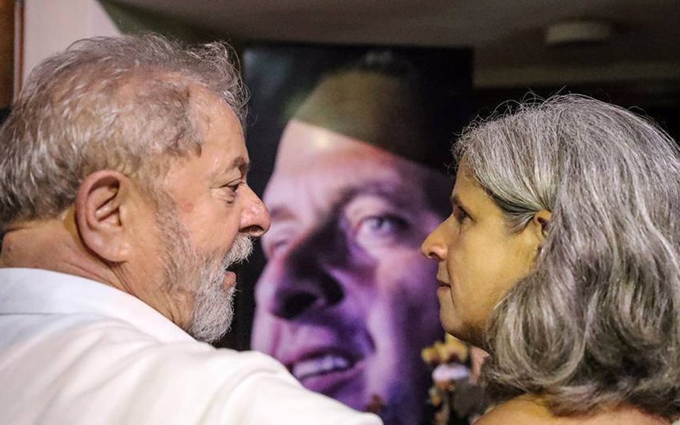 Em meio a uma visita de três dias a Pernambuco, o ex-presidente Luiz Inácio Lula da Silva fez uma visita à residência da família Campos, na Zona Norte do Recife. No local, Lula reuniu-se com Renata Campos, viúva do ex-governador Eduardo Campos (PSB) e os cinco filhos do casal, além da mãe de Campos e ministro do Tribunal de contas da União, Ana Arraes, o governador Paulo Câmara, e o prefeito do Recife, Geraldo Julio; encontro foi realizado em meio as especulações de uma reaproximação entre PT e PSB, rompidos desde 2014 (Foto: Paulo Emílio) Em meio a uma visita de três dias a Pernambuco, o ex-presidente Luiz Inácio Lula da Silva fez uma visita à residência da família Campos, na Zona Norte do Recife. No local, Lula reuniu-se com Renata Campos, viúva do ex-governador Eduardo Campos (PSB) e os cinco filhos do casal, além da mãe de Campos e ministro do Tribunal de contas da União, Ana Arraes, o governador Paulo Câmara, e o prefeito do Recife, Geraldo Julio; encontro foi realizado em meio as especulações de uma reaproximação entre PT e PSB, rompidos desde 2014