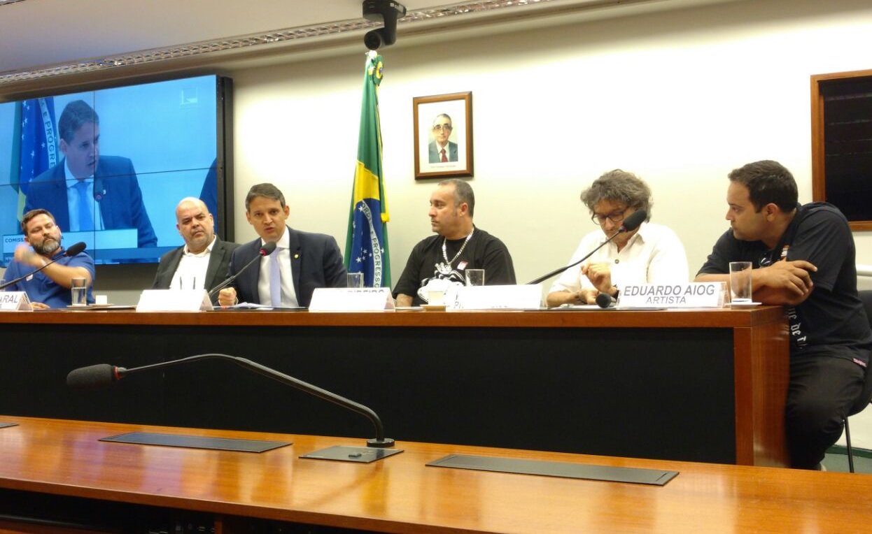 O deputado federal Thiago Peixoto (PSD-GO) promoveu um debate, na quarta-feira, em Brasília, sobre arte urbana e grafite na Comissão de Cultura da Câmara dos Deputados (CCult); entre os principais pontos destacados por artistas e especialistas, levantou-se a possibilidade de realização de um evento nacional sobre arte de rua ainda este ano em Brasília e a avaliação sobre mecanismos que possibilitem que a Lei Rouanet possa ser usada para financiar o setor de maneira mais efetiva; presidente da CCult, Thiago teve a ideia de trazer a arte urbana para marcar posição no colegiado, por considerá-la fundamental na realidade atual (Foto: José Barbacena) O deputado federal Thiago Peixoto (PSD-GO) promoveu um debate, na quarta-feira, em Brasília, sobre arte urbana e grafite na Comissão de Cultura da Câmara dos Deputados (CCult); entre os principais pontos destacados por artistas e especialistas, levantou-se a possibilidade de realização de um evento nacional sobre arte de rua ainda este ano em Brasília e a avaliação sobre mecanismos que possibilitem que a Lei Rouanet possa ser usada para financiar o setor de maneira mais efetiva; presidente da CCult, Thiago teve a ideia de trazer a arte urbana para marcar posição no colegiado, por considerá-la fundamental na realidade atual