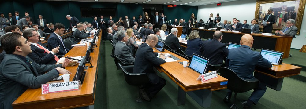 Após ser denunciado pela segunda vez pelo procurador-geral da República, Rodrigo Janot, Michel temer decidiu atuar pessoalmente para evitar que a aceitação da denúncia seja votada pela Câmara; nesta linha, Temer deverá se reunir com os membros da Comissão de Constituição e Justiça (CCJ) da Câmara e tentar acalmar os partidos da base aliada que pedem a saída do ministro da Secretaria de Governo Antonio Imbassahy, da articulação política; objetivo é evitar que uma delação do ex-ministro Geddel Vieira Lima complique ainda mais o governo (Foto: Paulo Emílio) Após ser denunciado pela segunda vez pelo procurador-geral da República, Rodrigo Janot, Michel temer decidiu atuar pessoalmente para evitar que a aceitação da denúncia seja votada pela Câmara; nesta linha, Temer deverá se reunir com os membros da Comissão de Constituição e Justiça (CCJ) da Câmara e tentar acalmar os partidos da base aliada que pedem a saída do ministro da Secretaria de Governo Antonio Imbassahy, da articulação política; objetivo é evitar que uma delação do ex-ministro Geddel Vieira Lima complique ainda mais o governo