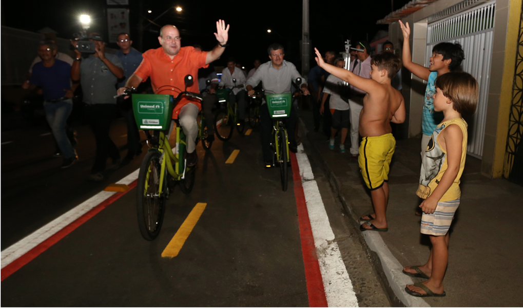 “Este binário é o primeiro com algumas inovações. Além da inversão do fluxo e ciclofaixa, o projeto conta com bicicletário e expansão de calçadas. Queremos aumentar a segurança viária de motoristas, pedestres e ciclistas e dar velocidade ao fluxo da via”, explicou o prefeito Roberto Cláudio (PDT), durante solenidade de entrega na Vila Manuel Sátiro, na noite desta quinta-feira (24) (Foto: Rodrigo Rocha) “Este binário é o primeiro com algumas inovações. Além da inversão do fluxo e ciclofaixa, o projeto conta com bicicletário e expansão de calçadas. Queremos aumentar a segurança viária de motoristas, pedestres e ciclistas e dar velocidade ao fluxo da via”, explicou o prefeito Roberto Cláudio (PDT), durante solenidade de entrega na Vila Manuel Sátiro, na noite desta quinta-feira (24)
