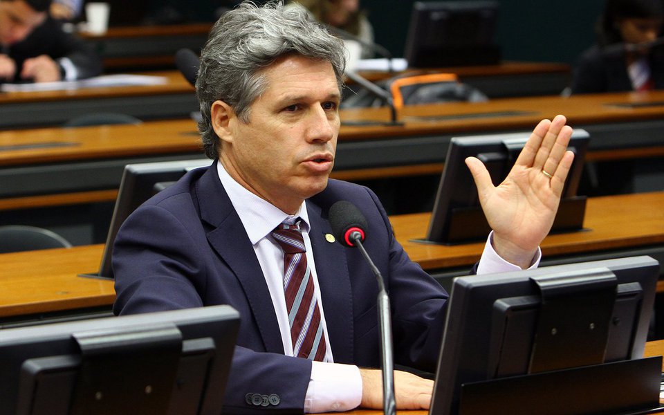 Em discurso contundente na tribuna da Câmara, o deputado Paulo Teixeira (PT-SP) referiu-se à série de denúncias que recaem sobre o PSDB e o adversário de Dilma na campanha presidencial de 2014, senador Aécio Neves (PSDB-MG), capa da revista Veja do último final de semana por denúncias de corrupção; "Aécio Neves compareceu às manifestações do impeachment, defendendo a bandeira da moralidade, ele, que, posteriormente, foi citado por diversos delatores como tendo participado do processo de corrupção"; "Os senhores são os algozes da democracia no Brasil, os grandes responsáveis pelo que o Brasil está vivendo neste momento", disse Teixeira (Foto: Aquiles Lins) Em discurso contundente na tribuna da Câmara, o deputado Paulo Teixeira (PT-SP) referiu-se à série de denúncias que recaem sobre o PSDB e o adversário de Dilma na campanha presidencial de 2014, senador Aécio Neves (PSDB-MG), capa da revista Veja do último final de semana por denúncias de corrupção; "Aécio Neves compareceu às manifestações do impeachment, defendendo a bandeira da moralidade, ele, que, posteriormente, foi citado por diversos delatores como tendo participado do processo de corrupção"; "Os senhores são os algozes da democracia no Brasil, os grandes responsáveis pelo que o Brasil está vivendo neste momento", disse Teixeira