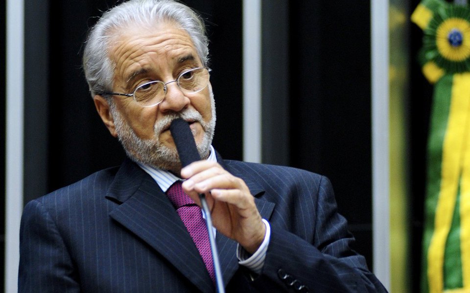 Professor aposentado, ex-deputado federal e atual superintendente de de Direitos Humanos da Secretaria de Justiça e Desenvolvimento Social da Bahia, Emiliano José condenou a postura do vereador de Vitória da Conquista David Salomão, autor de mensagens em outdoor nas quais defende a intervenção militar para conter a corrupção no Brasil; umas das peças, fixadas nas imediações da Universidade Estadual do Sudoeste da Bahia (UESB), foi destruída por professores e estudantes da instituição; “A cadela do fascismo sempre está no cio. Não cabe dormir quando os saudosos do terror da ditadura querem agredir a democracia” (Foto: Leonardo Lucena) Professor aposentado, ex-deputado federal e atual superintendente de de Direitos Humanos da Secretaria de Justiça e Desenvolvimento Social da Bahia, Emiliano José condenou a postura do vereador de Vitória da Conquista David Salomão, autor de mensagens em outdoor nas quais defende a intervenção militar para conter a corrupção no Brasil; umas das peças, fixadas nas imediações da Universidade Estadual do Sudoeste da Bahia (UESB), foi destruída por professores e estudantes da instituição; “A cadela do fascismo sempre está no cio. Não cabe dormir quando os saudosos do terror da ditadura querem agredir a democracia”