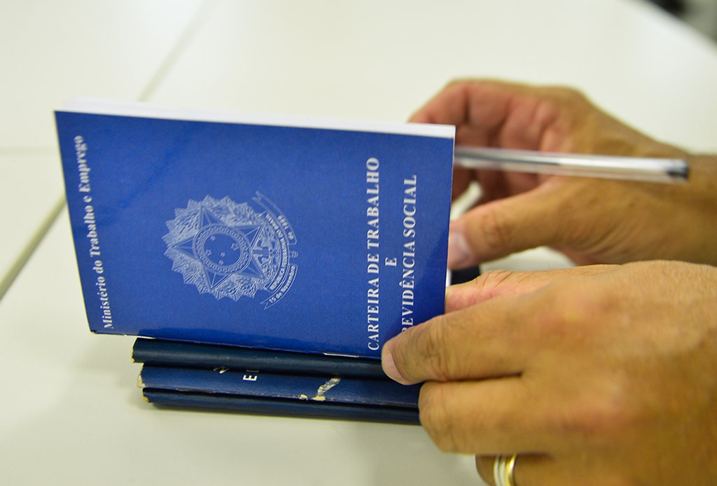A taxa de desocupação na Região Sul caiu de 8,4% para 7,9% no 3º trimestre de 2017, de acordo com dados divulgados nesta sexta-feira pelo IBGE na Pesquisa Nacional por Amostra de Domicílios Contínua; no Centro-Oeste, o percentual diminuiu de 10,6% para 9,7%; a região Nordeste (14,8%), apesar da queda na comparação trimestral, permaneceu registrando a maior taxa entre todas as regiões (Foto: Leonardo Lucena) A taxa de desocupação na Região Sul caiu de 8,4% para 7,9% no 3º trimestre de 2017, de acordo com dados divulgados nesta sexta-feira pelo IBGE na Pesquisa Nacional por Amostra de Domicílios Contínua; no Centro-Oeste, o percentual diminuiu de 10,6% para 9,7%; a região Nordeste (14,8%), apesar da queda na comparação trimestral, permaneceu registrando a maior taxa entre todas as regiões